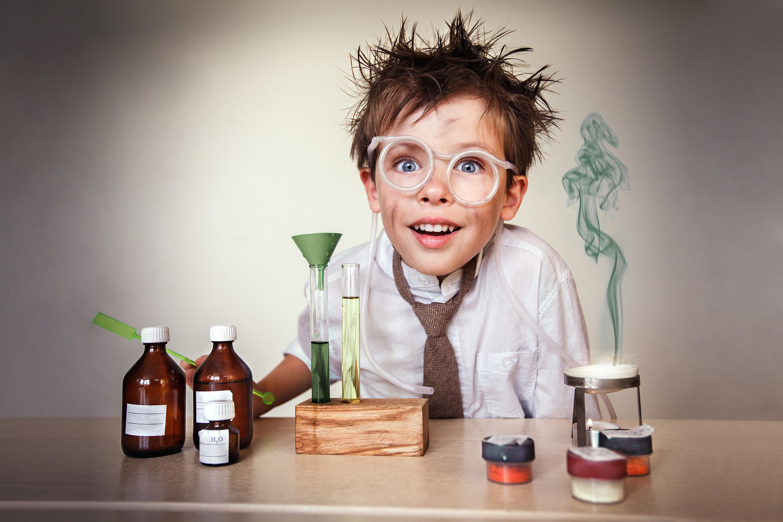 Gamin qui vient de rater des tests chimiques